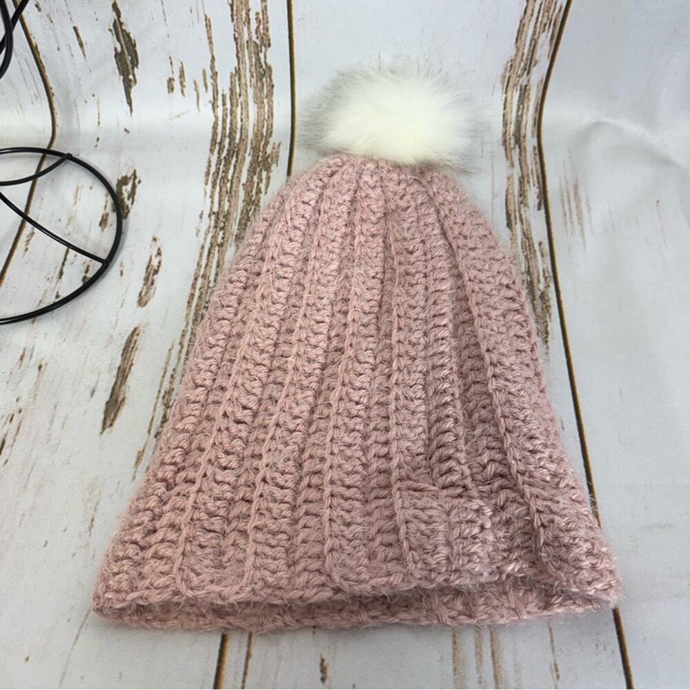 Eyelash Yarn, Chic Pink Chunky Knit Beanie with Pom-Pom. Pristine condition! - Picture 4 of 4